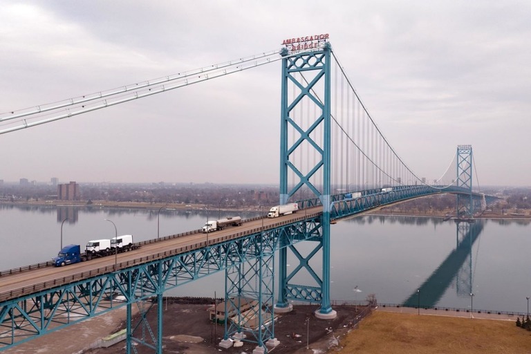 米国とカナダを結ぶアンバサダー橋＝３日、ミシガン州デトロイト/Scott Olson/Getty Images