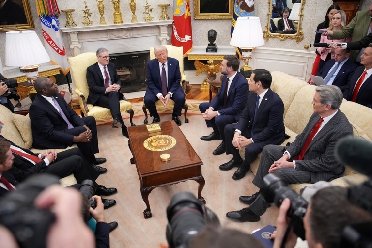 トランプ米大統領と英国のスターマー首相がホワイトハウスで会談を行った＝２７日/Andrew Harnik/Getty Images