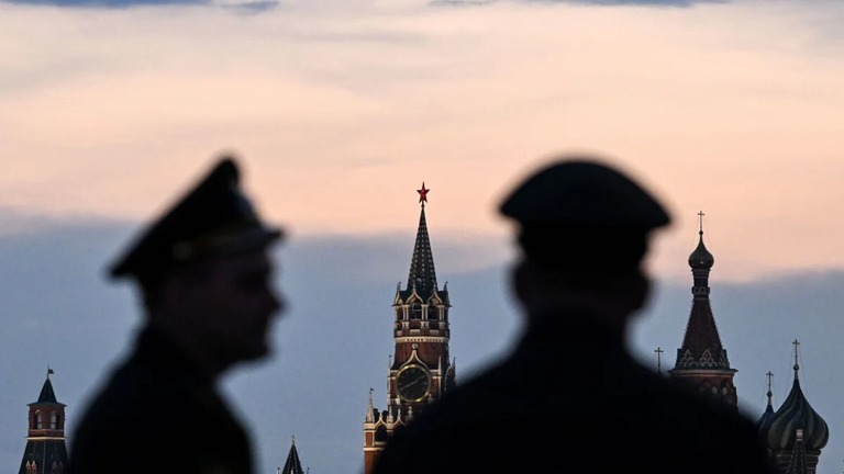 クレムリンのスパスカヤ塔を背景に立つロシアの要員＝２３年４月２７日/Kirill Kudryavtsev/AFP via Getty Images