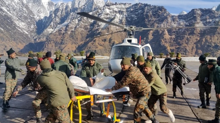 雪崩から救出された作業員がヘリで病院に搬送された/Indian Army Central Command