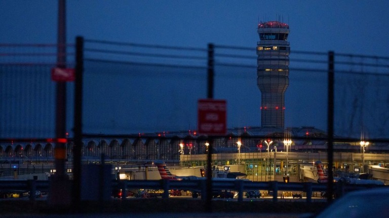 アメリカン航空の旅客機と軍用ヘリコプターが空中衝突した事故直後に撮影されたロナルド・レーガン・ナショナル空港の様子＝１月、米首都ワシントン/Andrew Harnik/Getty Images