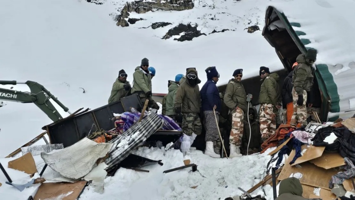 金属製のコンテナを囲む兵士ら/Indo-Tibetan Border Police (ITBP)