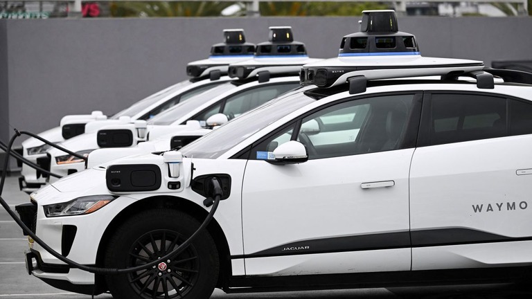 ウェイモの自動運転の電気自動車＝２０２４年５月１５日、米カリフォルニア州ロサンゼルス/Patrick T. Fallon/AFP/Getty Images/File