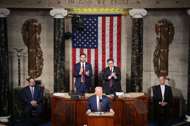 米連邦議会上下両院の合同会議で施政方針演説を行うトランプ大統領/Andrew Harnik/Getty Images