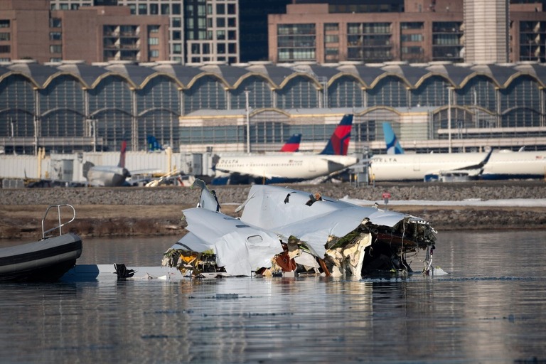 アメリカン航空の旅客機と軍用ヘリコプターの衝突後ポトマック川に浮かんだ残骸＝１月３０日、米ワシントンＤＣ/Petty Officer 1st Class Brandon Giles/US Coast Guard/Getty Images