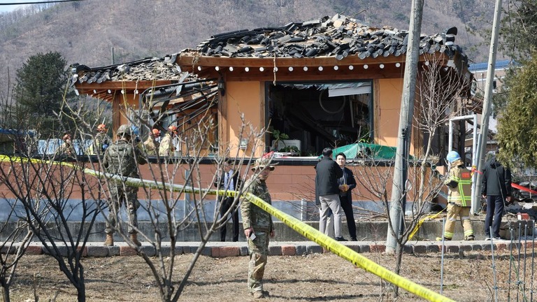 韓国軍の戦闘機が訓練中に誤って住宅に爆弾を投下した/Yonhap/AP