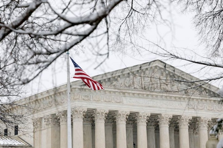 米最高裁がトランプ政権の主張を退け、対外支援の資金支払いを認める判断を下した　/Anna Moneymaker/Getty Images