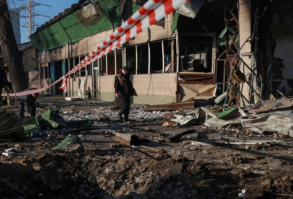 ロシア軍によるドローン（無人機）攻撃が行われた場所を歩く住民＝８日、ウクライナ・オデーサ/Nina Liashonok/Reuters