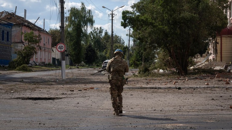 スジャ市内を移動するウクライナ軍兵士＝２０２４年８月、ロシア・クルスク州/AP/File