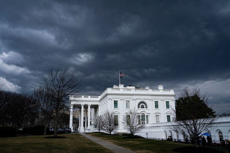 上空に灰色の雲が垂れこめるホワイトハウス/Al Drago/Bloomberg/Getty Images/File