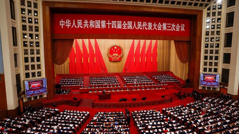 北京の人民大会堂で演説を行う李強（リーチアン）首相＝５日/Tingshu Wang/Reuters