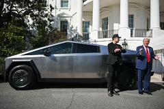 トランプ氏、テスラ販売店への襲撃を国内テロに指定か　テスラの新車購入も表明