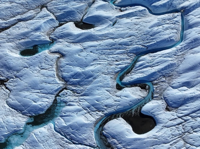 氷河の表面を流れる融解した水＝２０２４年７月１１日、グリーンランド/Sean Gallup/Getty Images