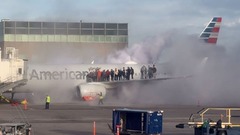 緊急着陸の旅客機でエンジン火災、翼の上に乗客避難　煙に包まれる機体　米デンバー空港