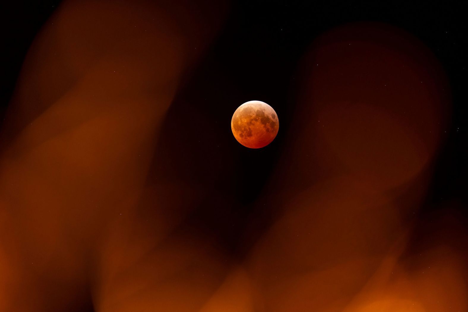 米オハイオ州コロンバス上空で観測された皆既月食のブラッドムーン＝１４日/Adam Cairns/Columbus Dispatch/USA Today Network/Imagn