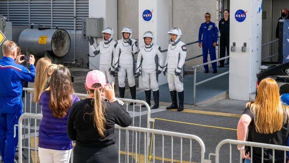 ＮＡＳＡのアン・マクレイン飛行士とニコール・エアーズ飛行士、宇宙航空研究開発機構（ＪＡＸＡ）の大西卓哉飛行士、ロシア宇宙機関ロスコスモスのキリル・ペスコフ飛行士。１４日の打ち上げ前の様子/Brandon Bell/Getty Images