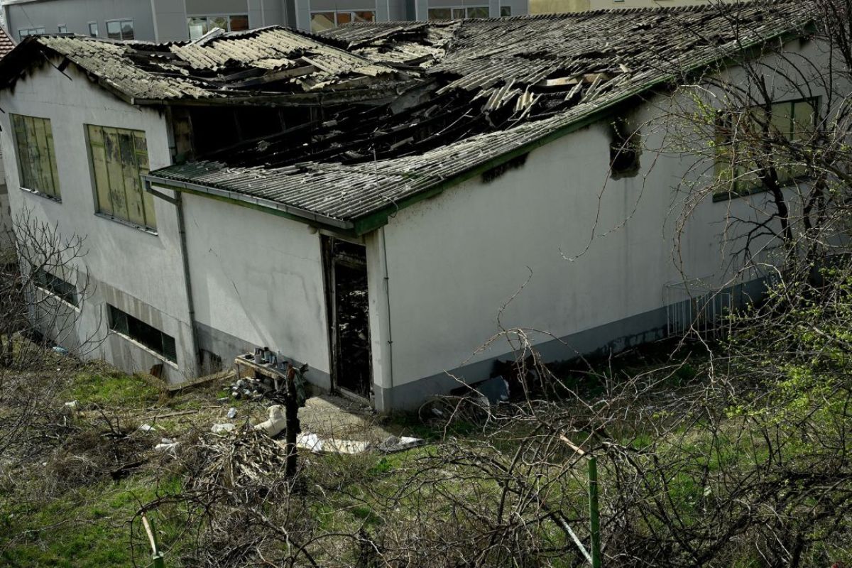 火災によって損傷した建物の屋根/Robert Atanasovski/AFP/Getty Images