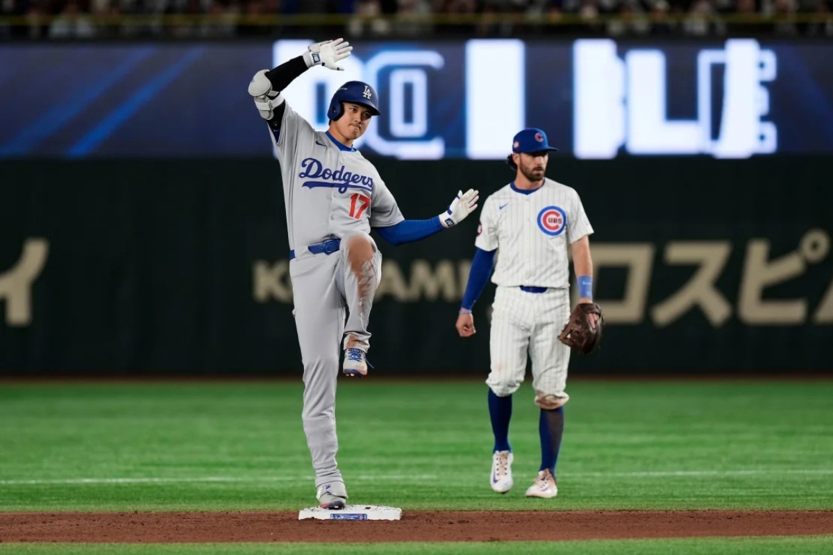 九回に放った二塁打を喜ぶ大谷/Eugene Hoshiko/AP