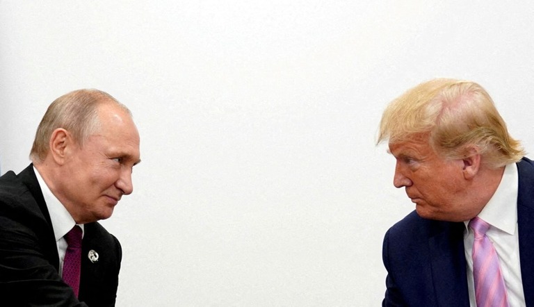 ロシアのプーチン大統領（左）とトランプ米大統領＝２０１９年６月、大阪/Kevin Lamarque/Reuters/File