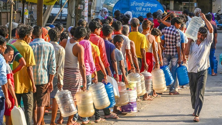 給水車から水を受け取るために並ぶ人たち＝２０２４年６月、印ニューデリー/Raj K Raj/Hindustan Times/Getty Images