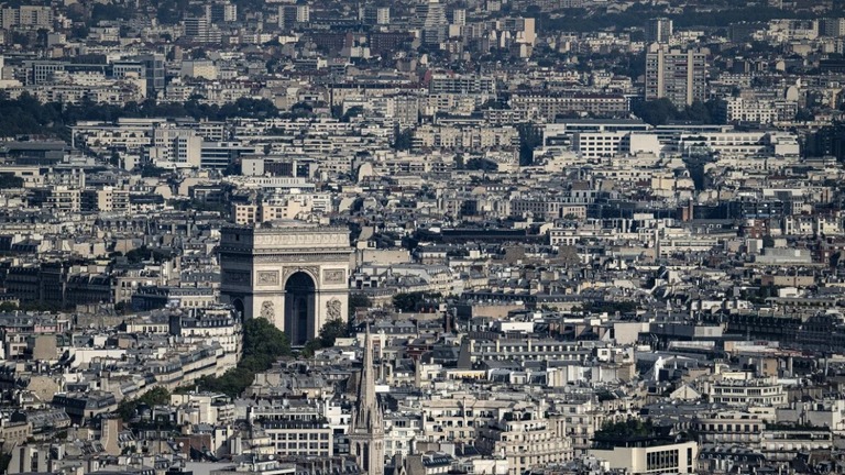 フランスの首都パリの眺め。凱旋門も見える/Miguel Medina/AFP/Getty Images