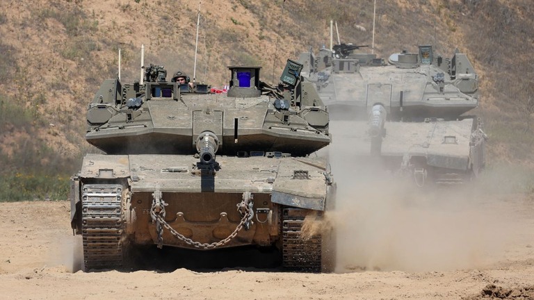 １９日、イスラエル南部のガザとの境界近くを走行するイスラエル軍の戦車/Jack Guez/AFP/Getty Images