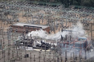 英ヒースロー空港火災、「不審点なし」　複数の便が空港を離陸