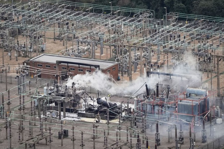 ヒースロー空港に電力を供給する変電所で消火作業が行われる様子/Stringer/AFP/Getty Images