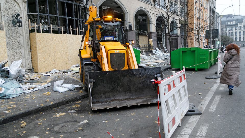 ロシアによる爆撃の後、ウクライナの首都キーウの街路で瓦礫を除去する重機/Ukrinform/NurPhoto/Getty Images