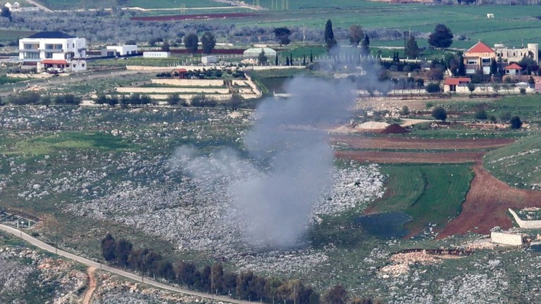 イスラエル軍の攻撃が着弾した場所から立ち上る煙＝２２日、レバノン南部/Rabih Daher/AFP via Getty Images